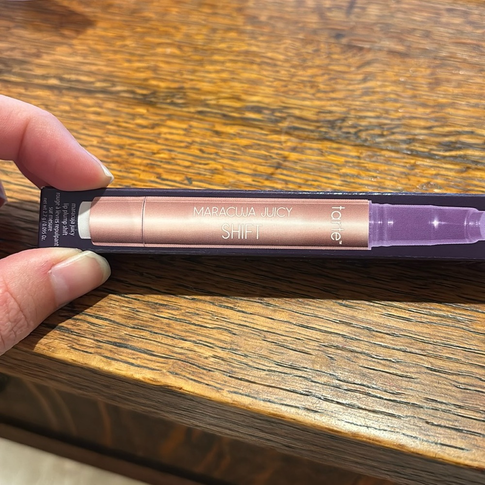 Tarte maracuja juicy lip shift in shade grape lip plump